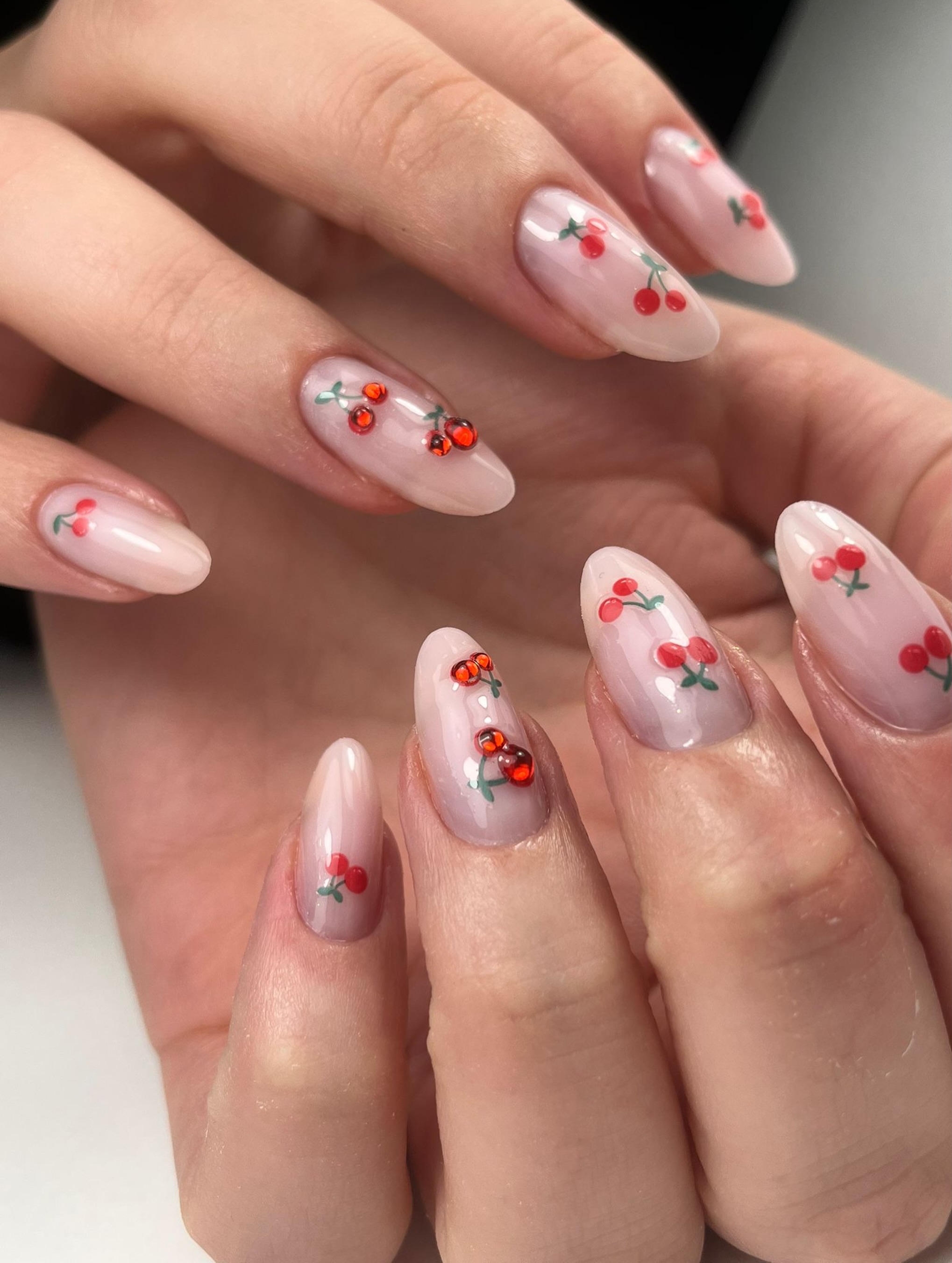 Nail art ciliegie dipinte a mano
