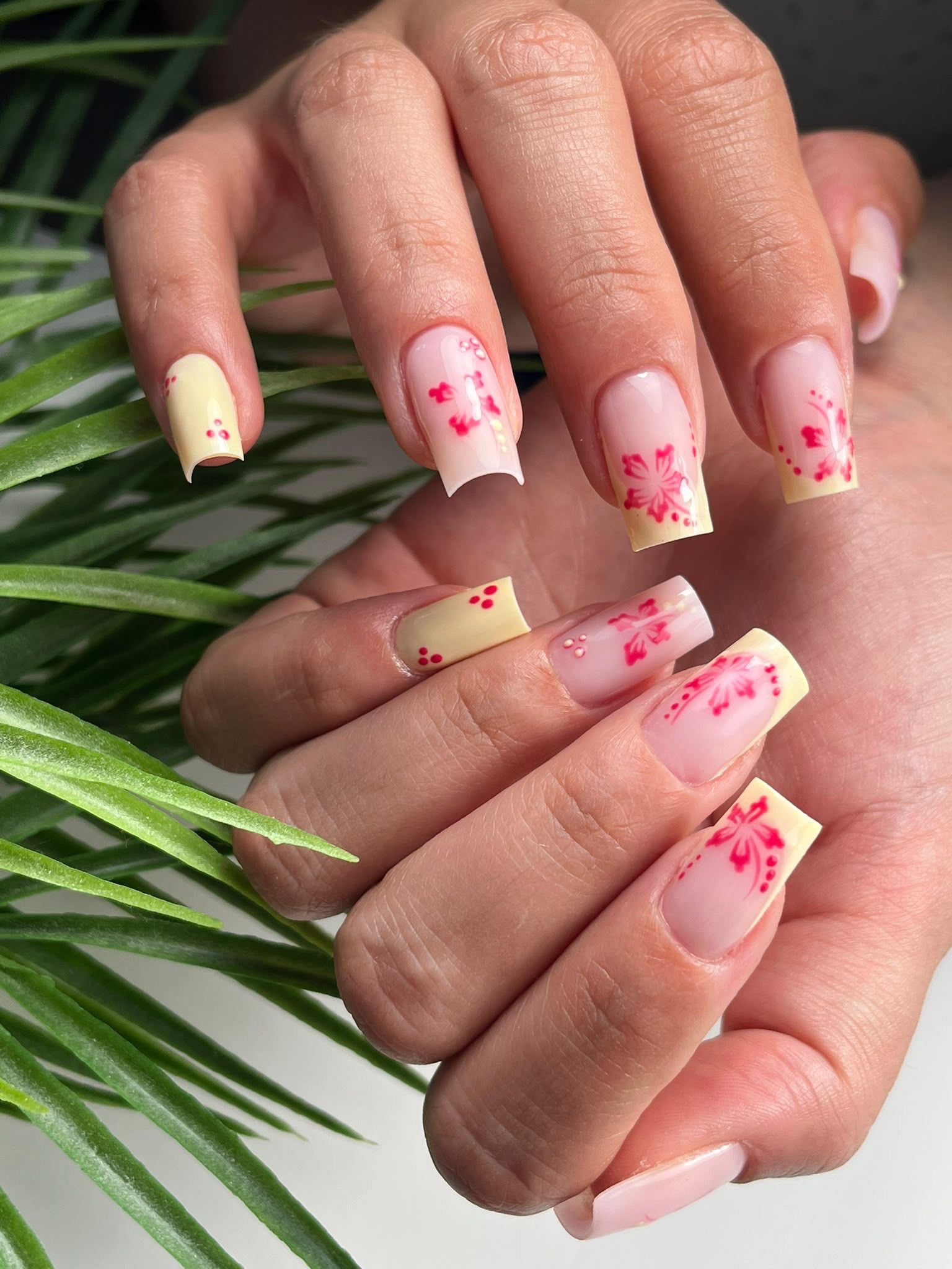 French tropicale con fiori dipinti a mano