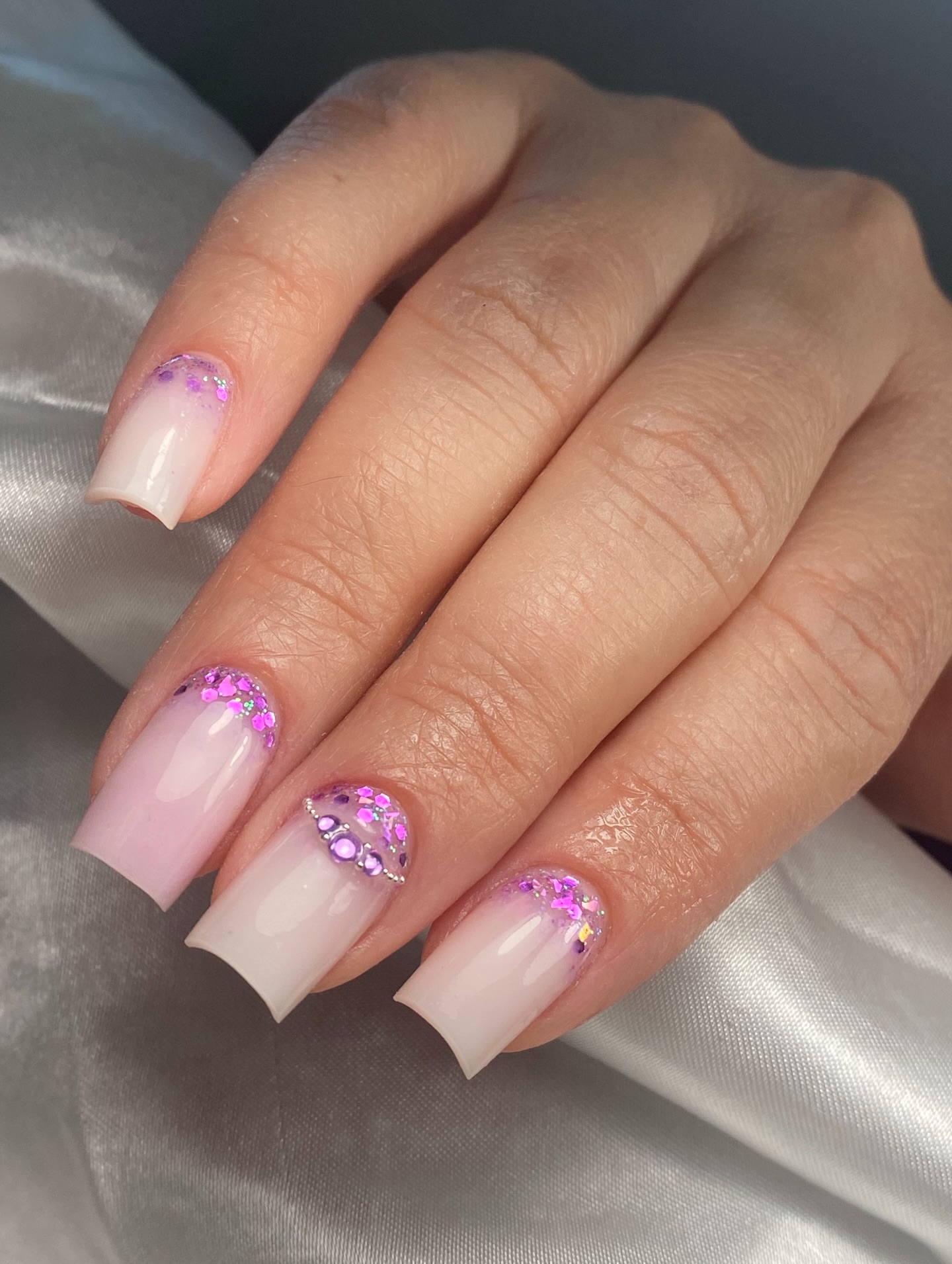 French con glitter e strass viola